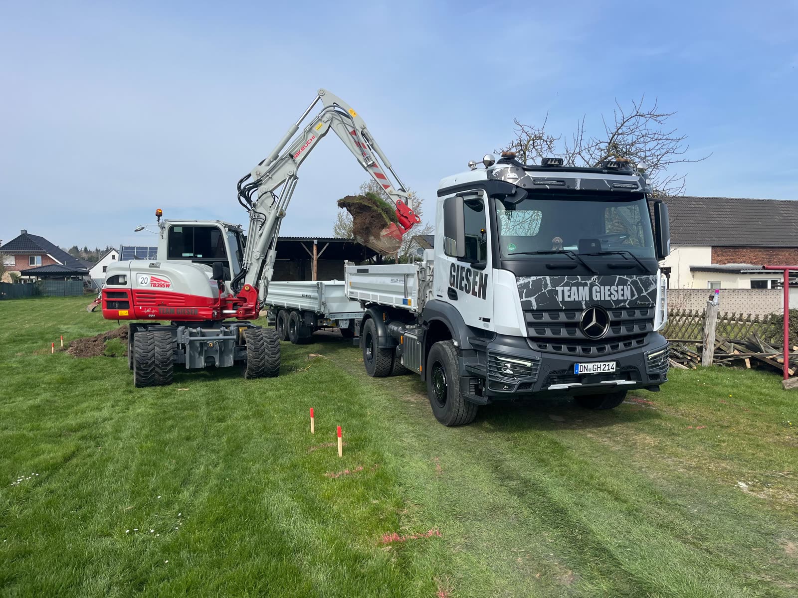 Team Giesen mit Mercedes Arocs Kipper und Takeuchi Mobilbagger auf einer Baustelle