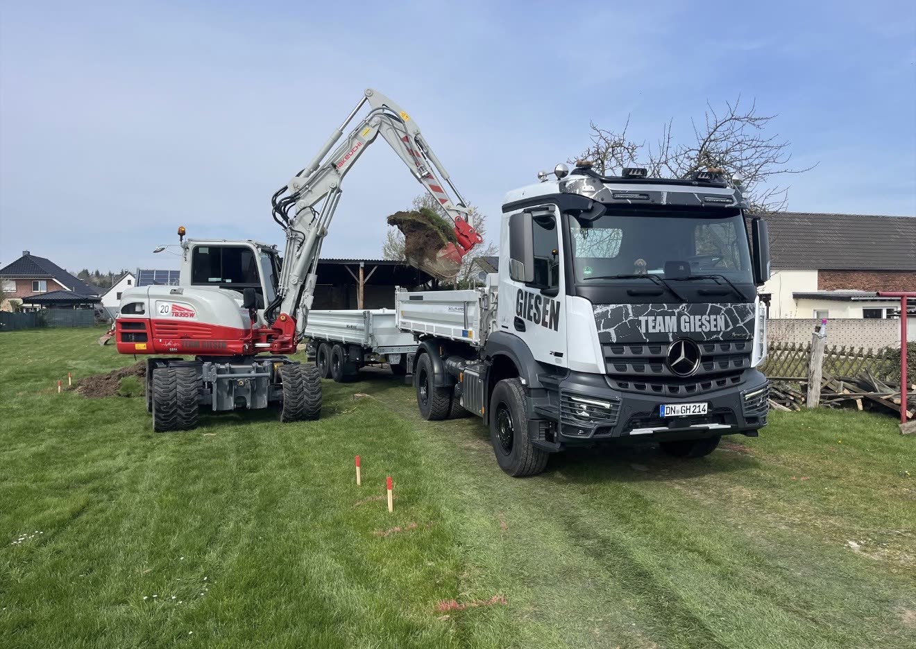 Mercedes Arocs Kipper Team Giesen mit Bagger beim Erdaushub