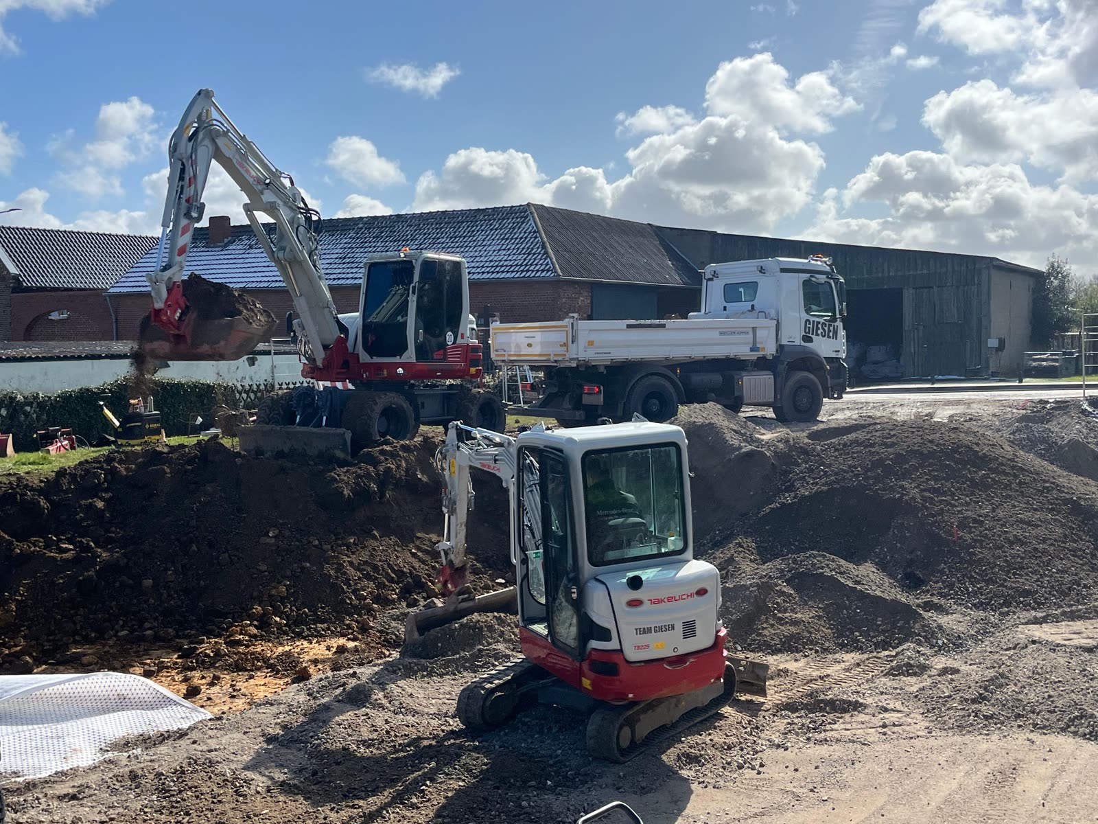 Takeuchi Mini- und Mobilbagger von Team Giesen bei Tiefbau- und Kanalarbeiten